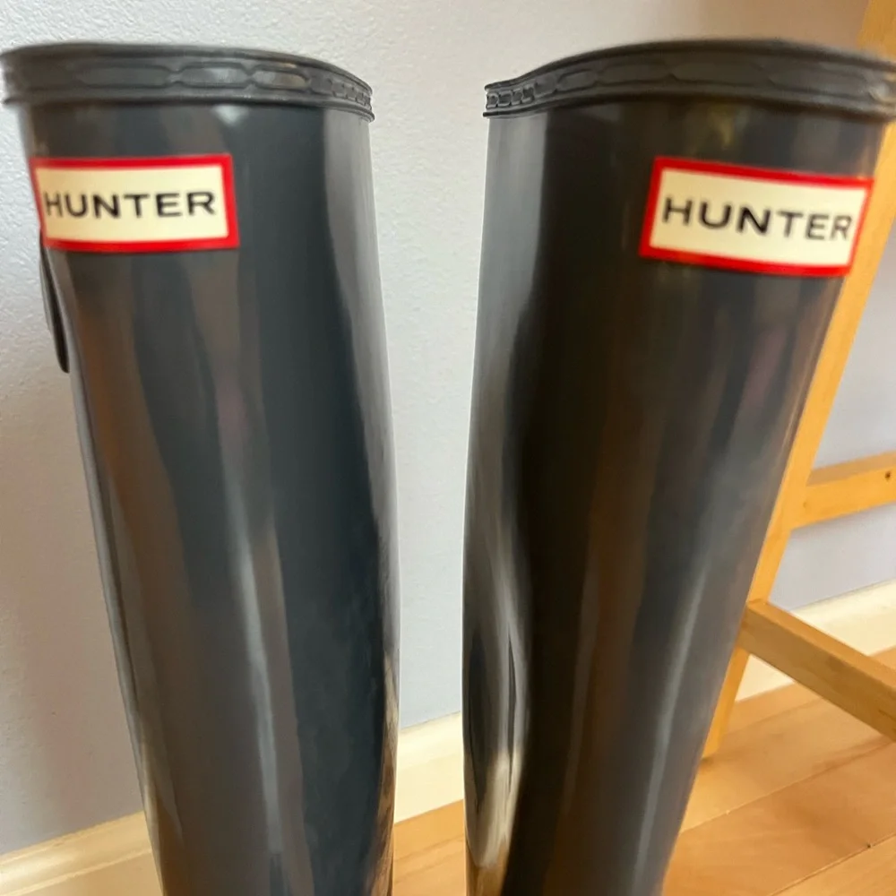Tall hunter boots in gray size 8. - Picture 5 of 7